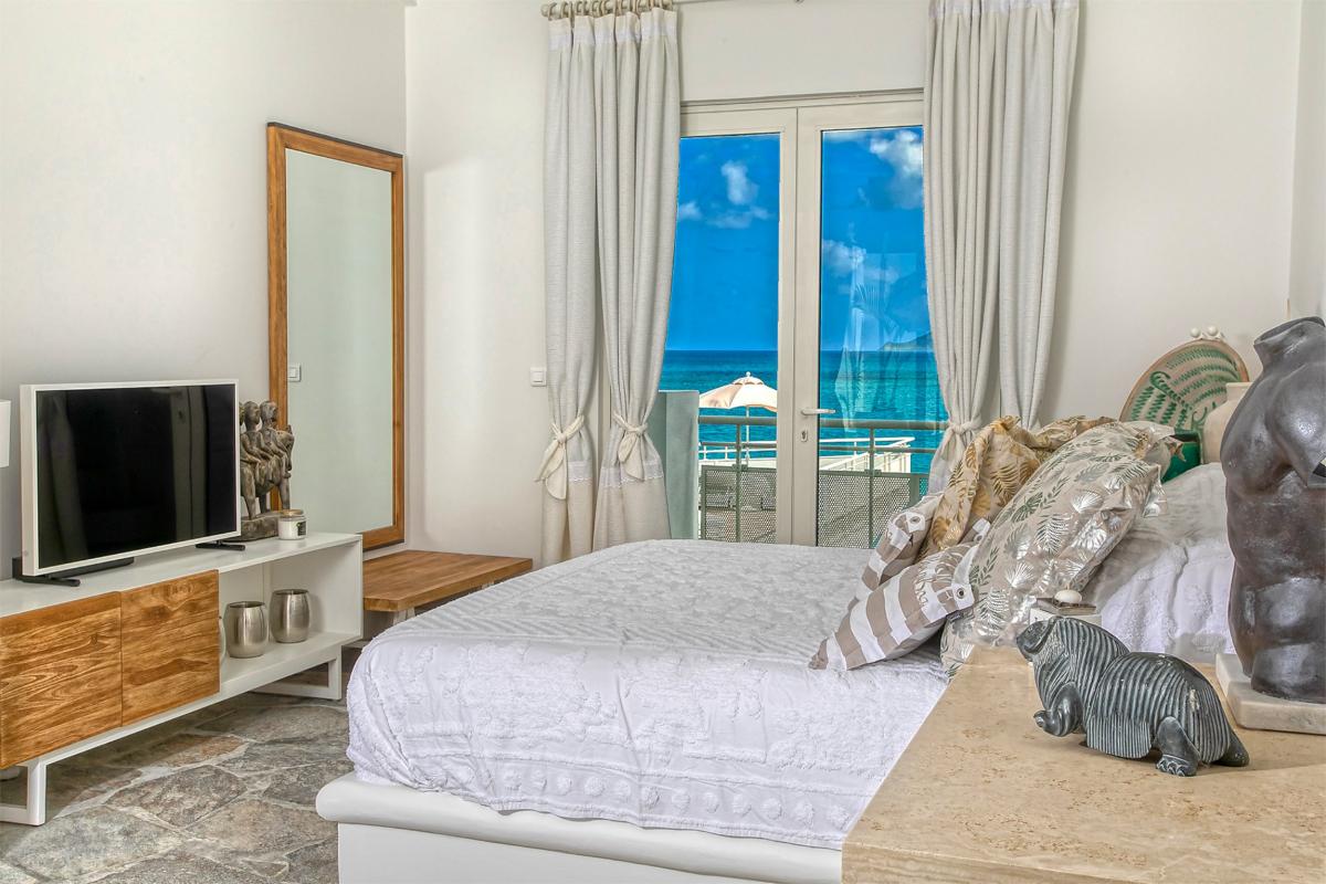 St Martin beachfront luxury villa rental - Bedroom 1